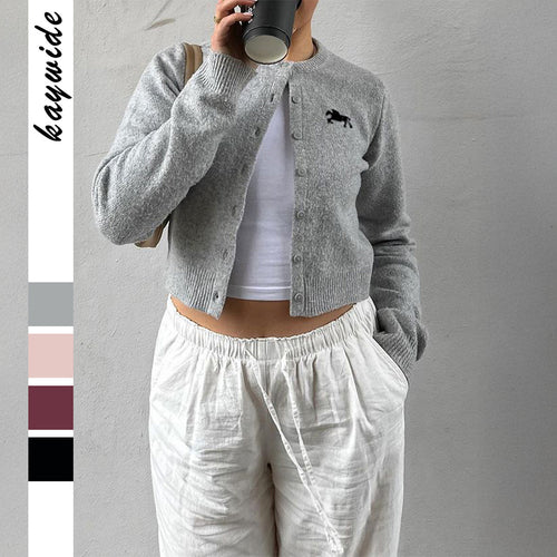 Damen kurzes Feinstrick-Cardigan mit Rundhalsausschnitt, durchgehender Knopfleiste und gesticktem Pferde-Logo – Veloura