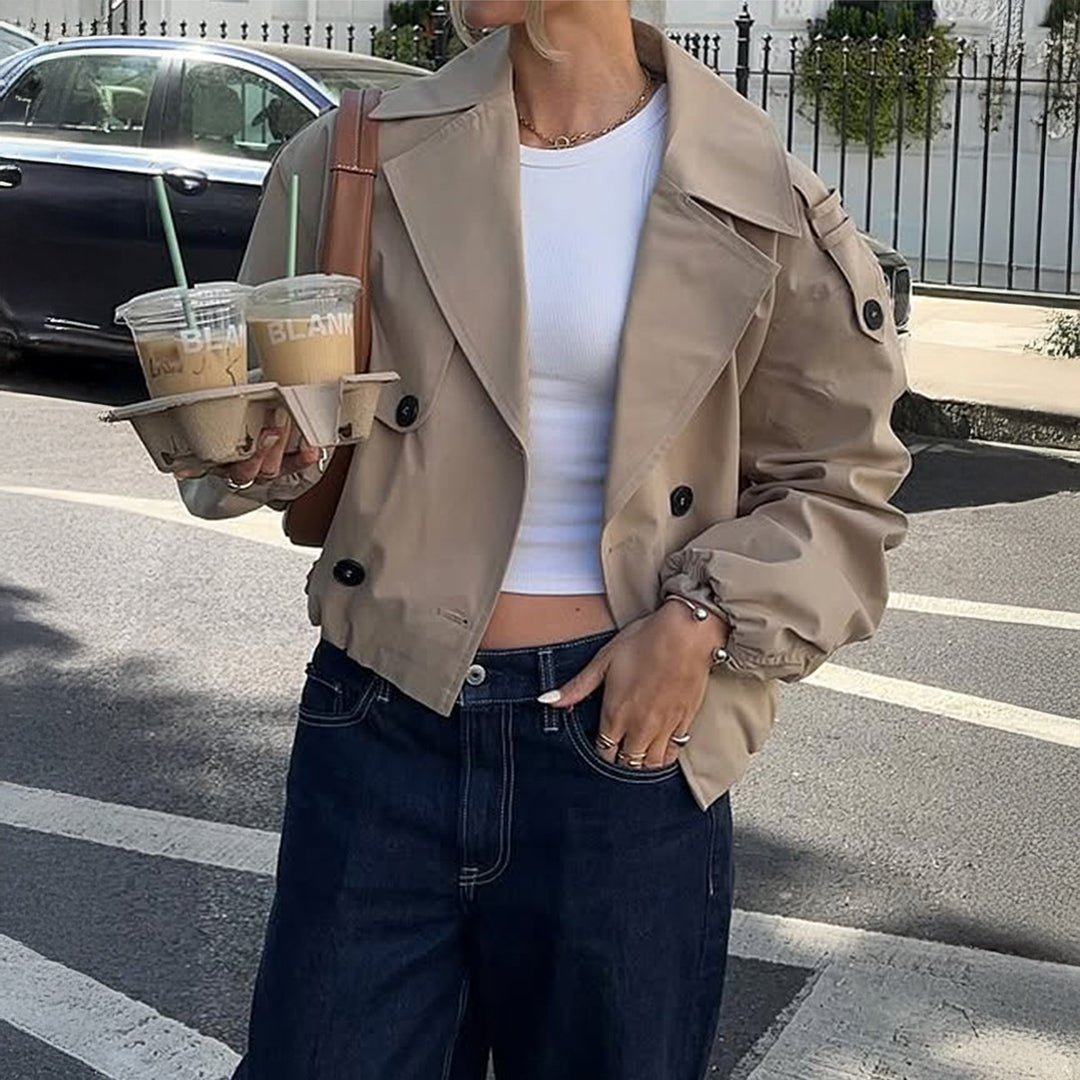 Damen verkürzter Trenchcoat mit doppelt geknöpfter Vorderseite, weitem Revers und elastischen Manschetten – Avérine