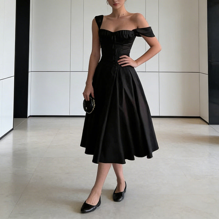 Damen Elegantes Ballkleid mit Raffungen und trägerlosem Oberteil Echo Archiv