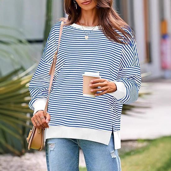 Damen Gestreifter Oversize-Sweater mit Rundhalsausschnitt und Seitenschlitzen Echo Archiv