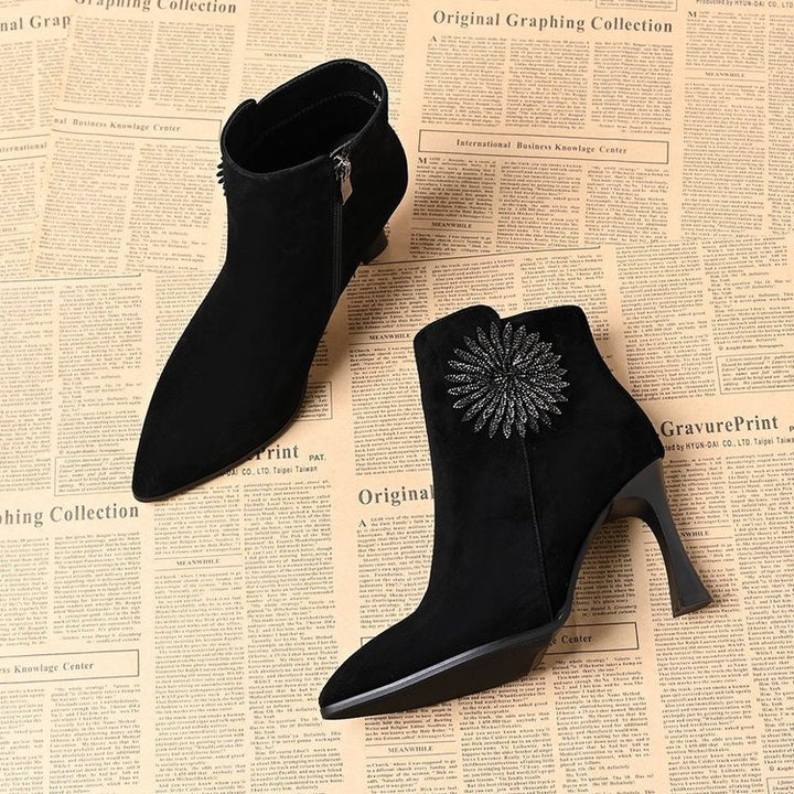Damen Elegante Veloursleder Stiefeletten mit Glitzer-Pin Echo Archiv