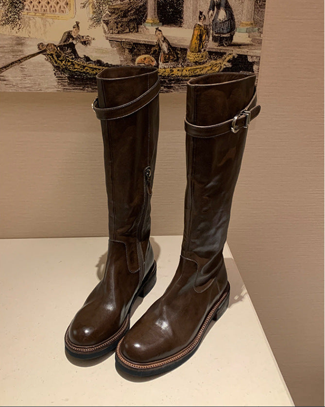 Damen kniehohe Lederstiefel mit flacher Profilsohle und Ziergurt Echo Archiv