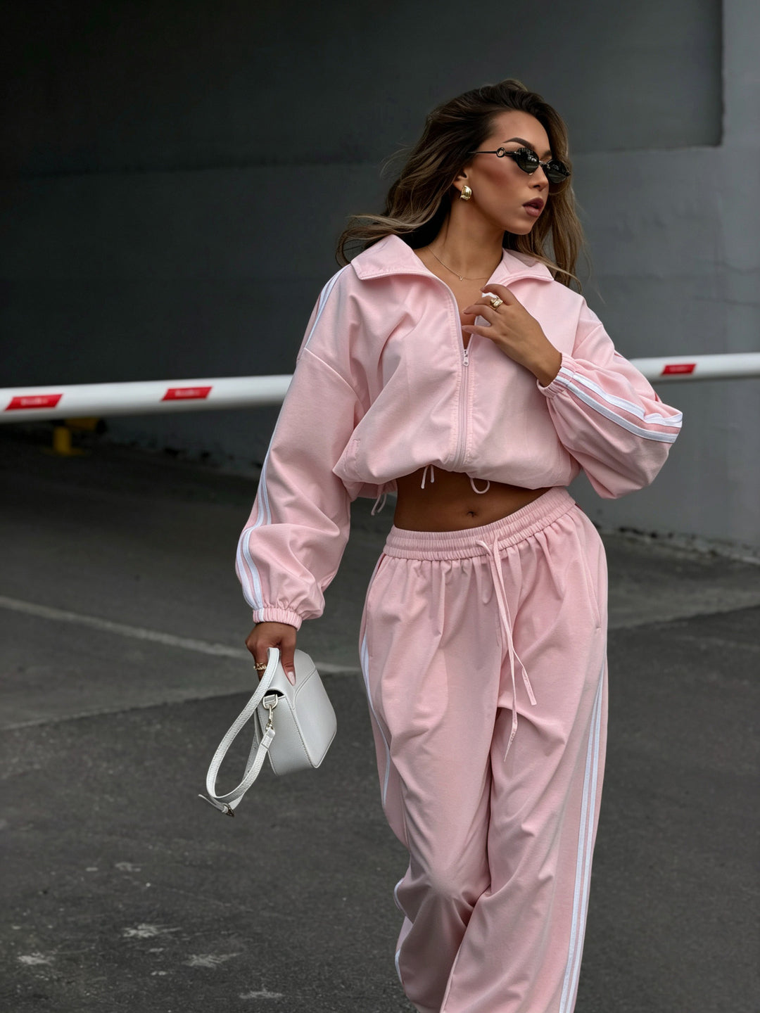 Damen Oversized kurz geschnittene Trainingsjacke und taillenhohe Jogginghose Set mit Seitenstreifen – Avérine
