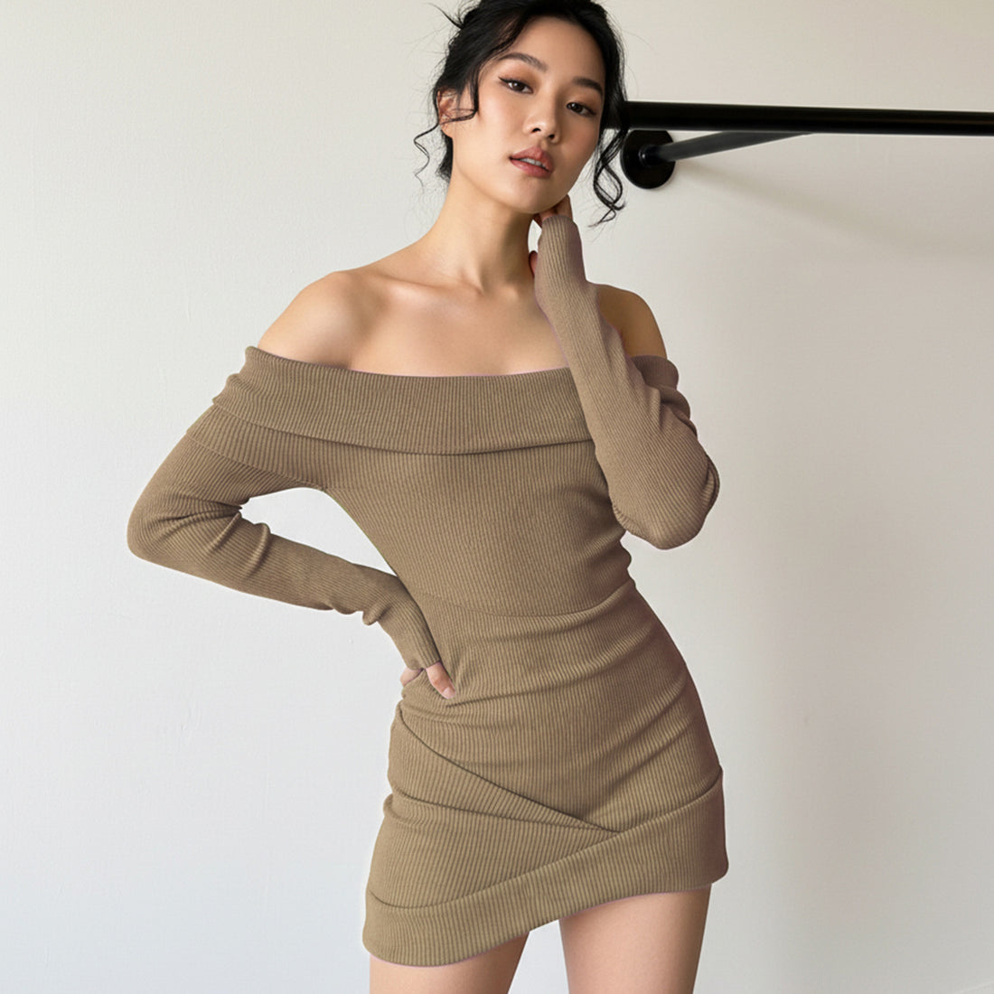 Damen figurbetontes Off-Shoulder Kleid aus Rippstrick – Élara
