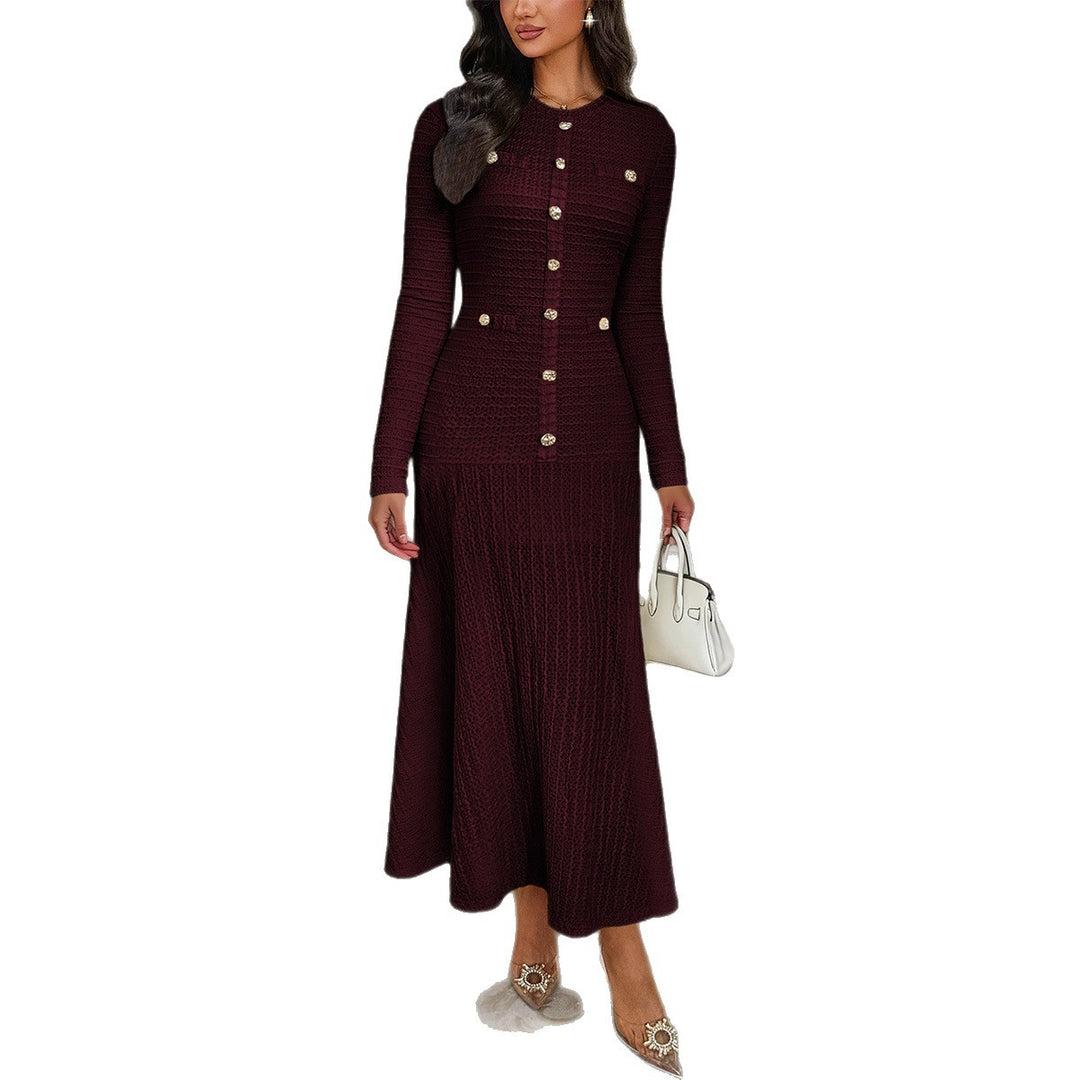 Damen tailliertes Maxi-Strickkleid mit durchgehender Knopfleiste und dekorativen Zierknöpfen – Valéora