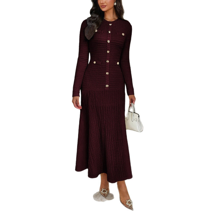 Damen tailliertes Maxi-Strickkleid mit durchgehender Knopfleiste und dekorativen Zierknöpfen – Valéora