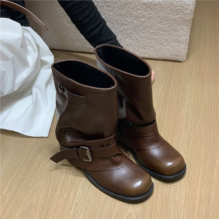 Damen Slouchy Bikerstiefeletten mit verstellbarem Schnallenriemen und runder Zehenform – Varelle