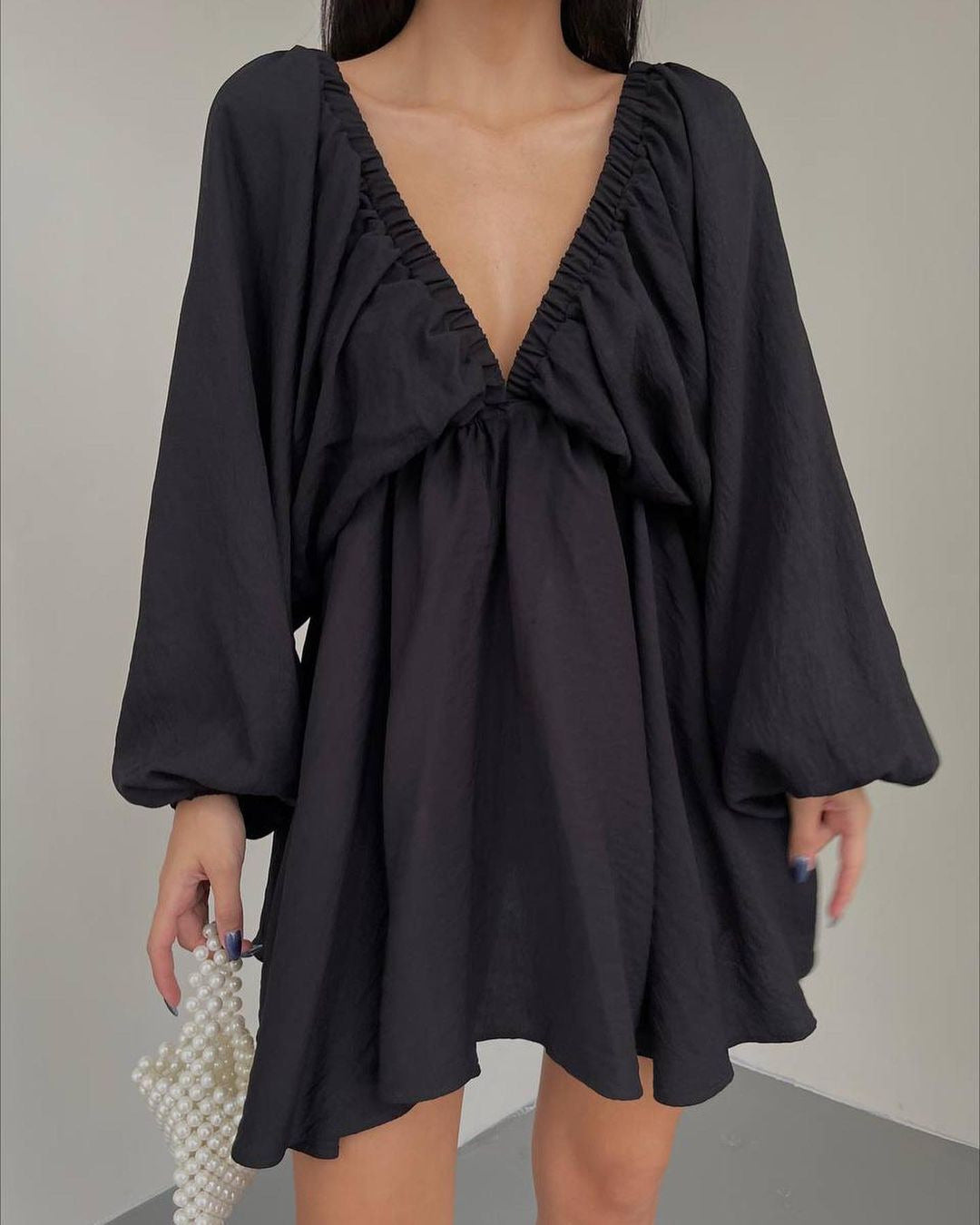 Damen Lockeres Minikleid mit tiefem V-Ausschnitt und Ballonärmeln Echoarchiv