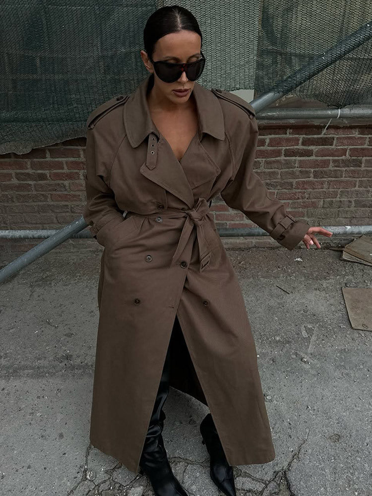 Damen Maxilanger Trenchcoat mit betonter Schulterpartie, doppelter Knopfleiste und Bindegürtel Echoarchiv
