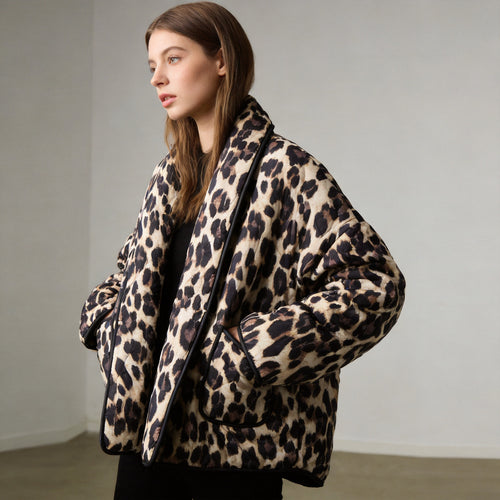 Damen Oversize gesteppte Pufferjacke mit Leopardenmuster und breitem Schalkragen Echo Archiv