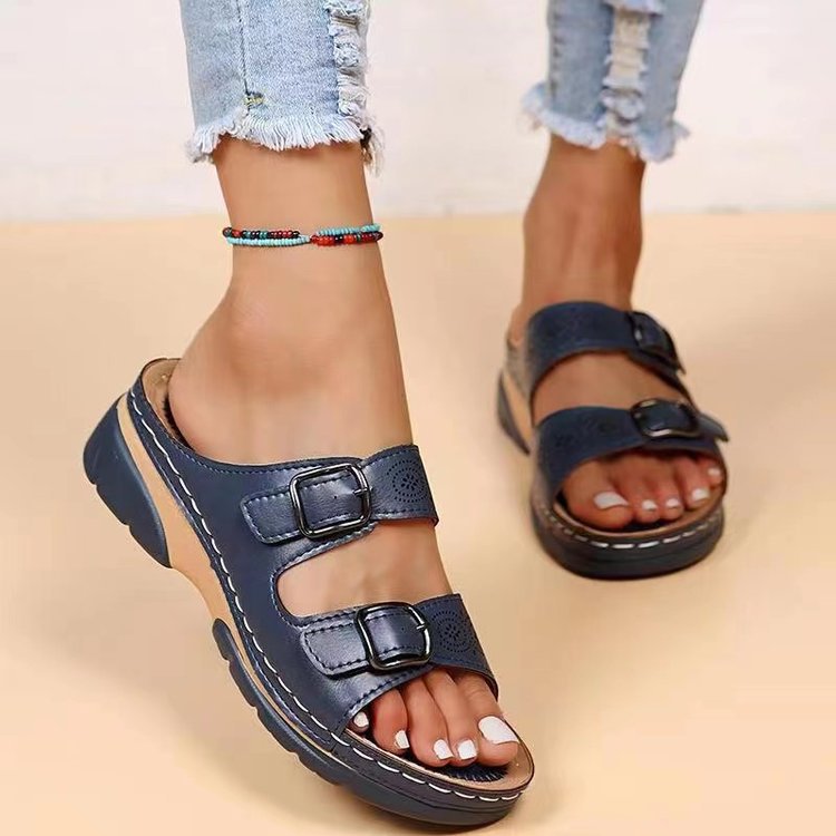 Damen nan Doppelriemen-Pantolette mit Laserperforation, verstellbaren Metallschnallen und gepolstertem Keilfußbett Echo Archiv