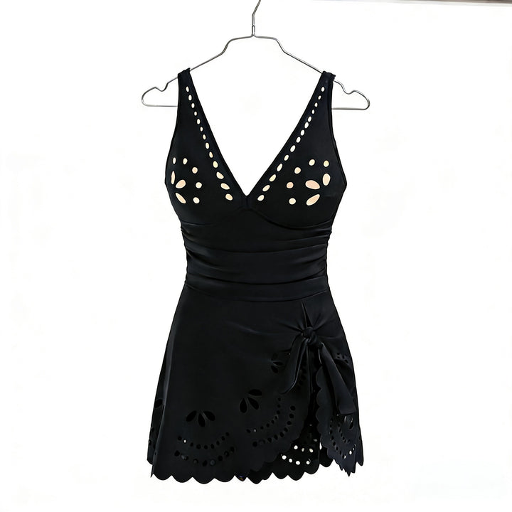 Damen Eleganter Badeanzug mit modischen Ausschnitten und Rüschendetails Echo Archiv