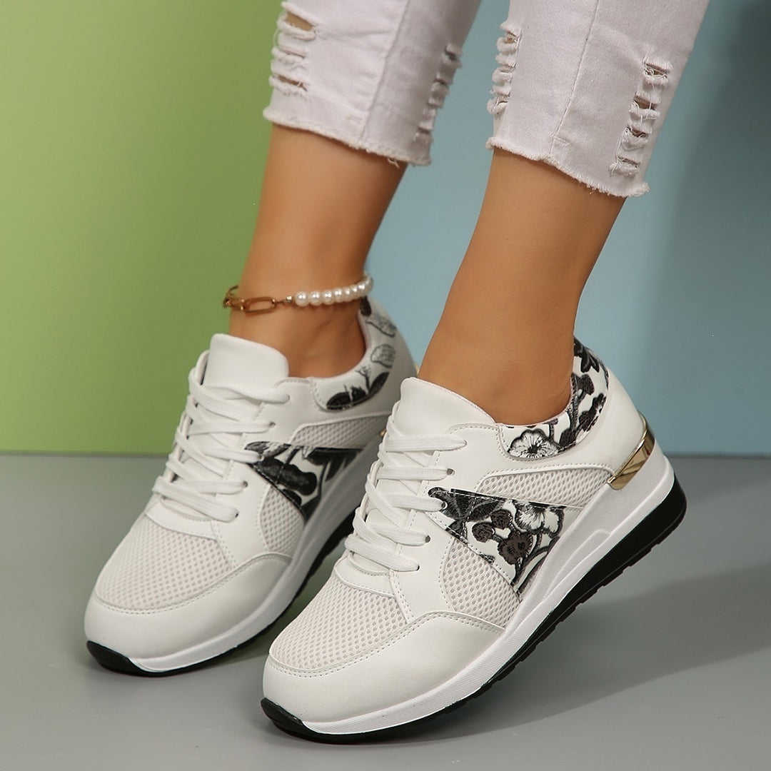 Damen Keil-Sneaker mit floraler Stickerei, Mesh-Einsätzen und Metallapplikation – Névara