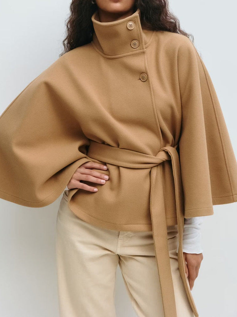 Damen Weit geschnittener Cape-Mantel mit hohem Stehkragen, Knopfleiste und Bindegürtel – Montévia