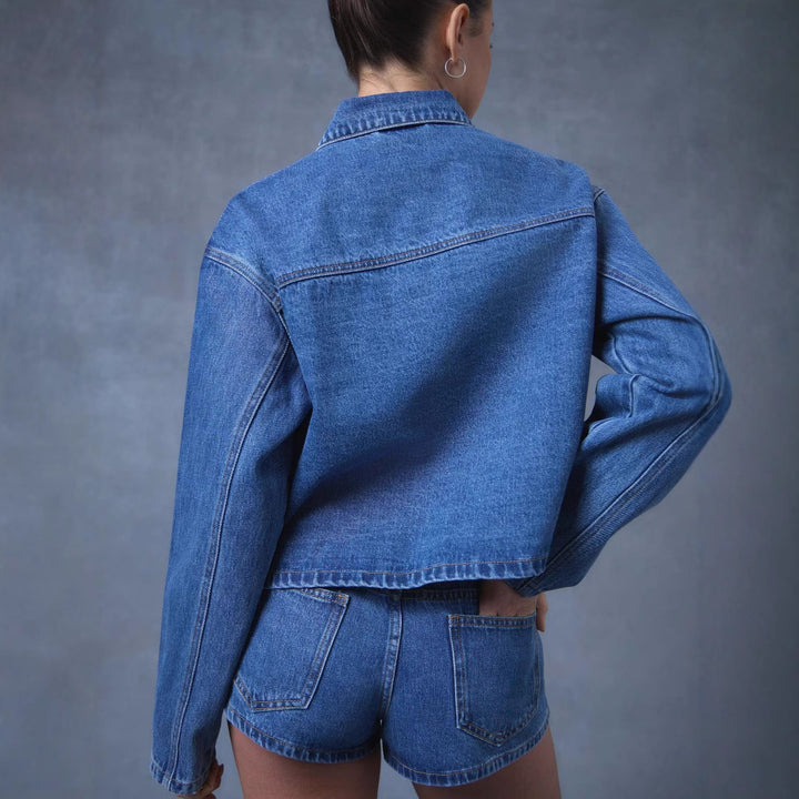 Damen nan kurze Denimjacke mit dekorativen Knotenverschlüssen, kastiger Silhouette und Hemdkragen Echo Archiv