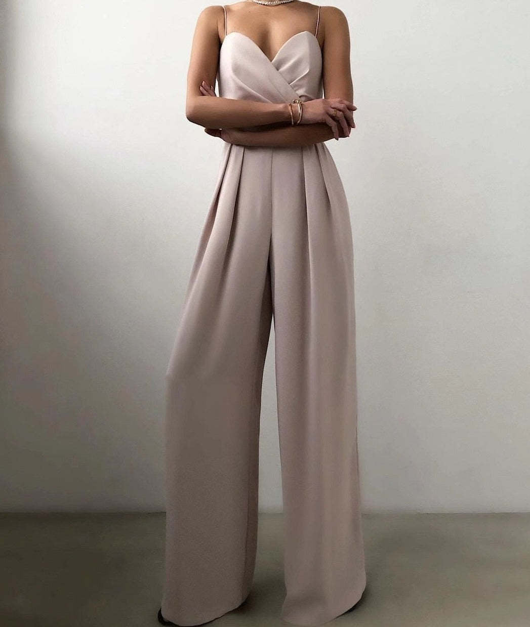 Damen eleganter Jumpsuit mit tiefem V-Ausschnitt und weiten Beinen Echo Archiv