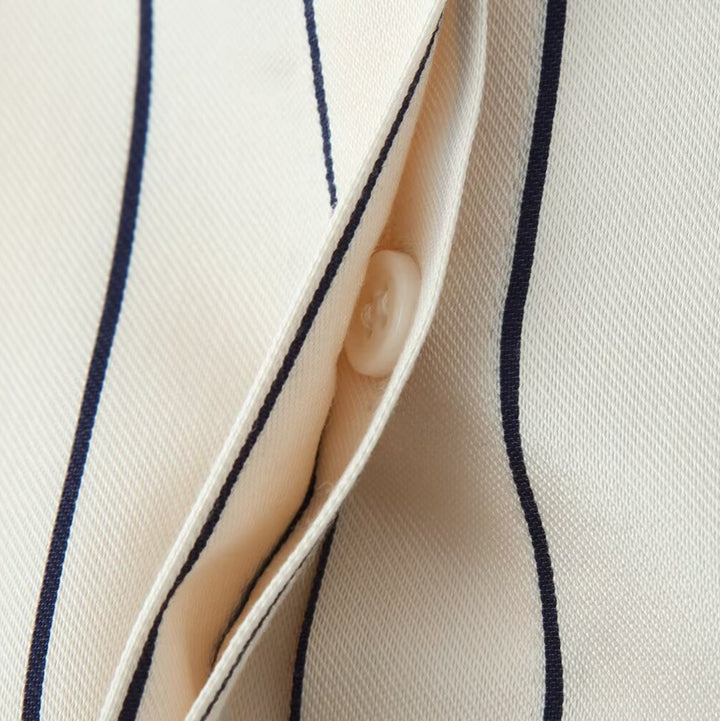 Damen Gestreifte Standkragen‑Bluse mit verdeckter Knopfleiste und Ballonärmeln Echoarchiv