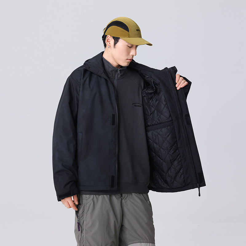 Herren Minimalistische technische Shell-Jacke mit Kapuze und Utility-Brusttasche Echo Archiv