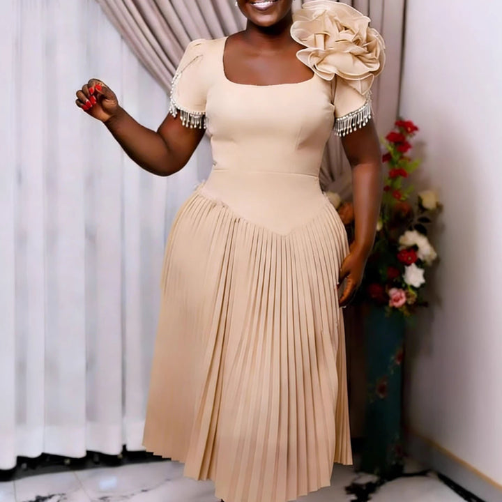 Damen Elegantes Faltenkleid mit floralem Akzent und Perlenverzierungen Echo Archiv