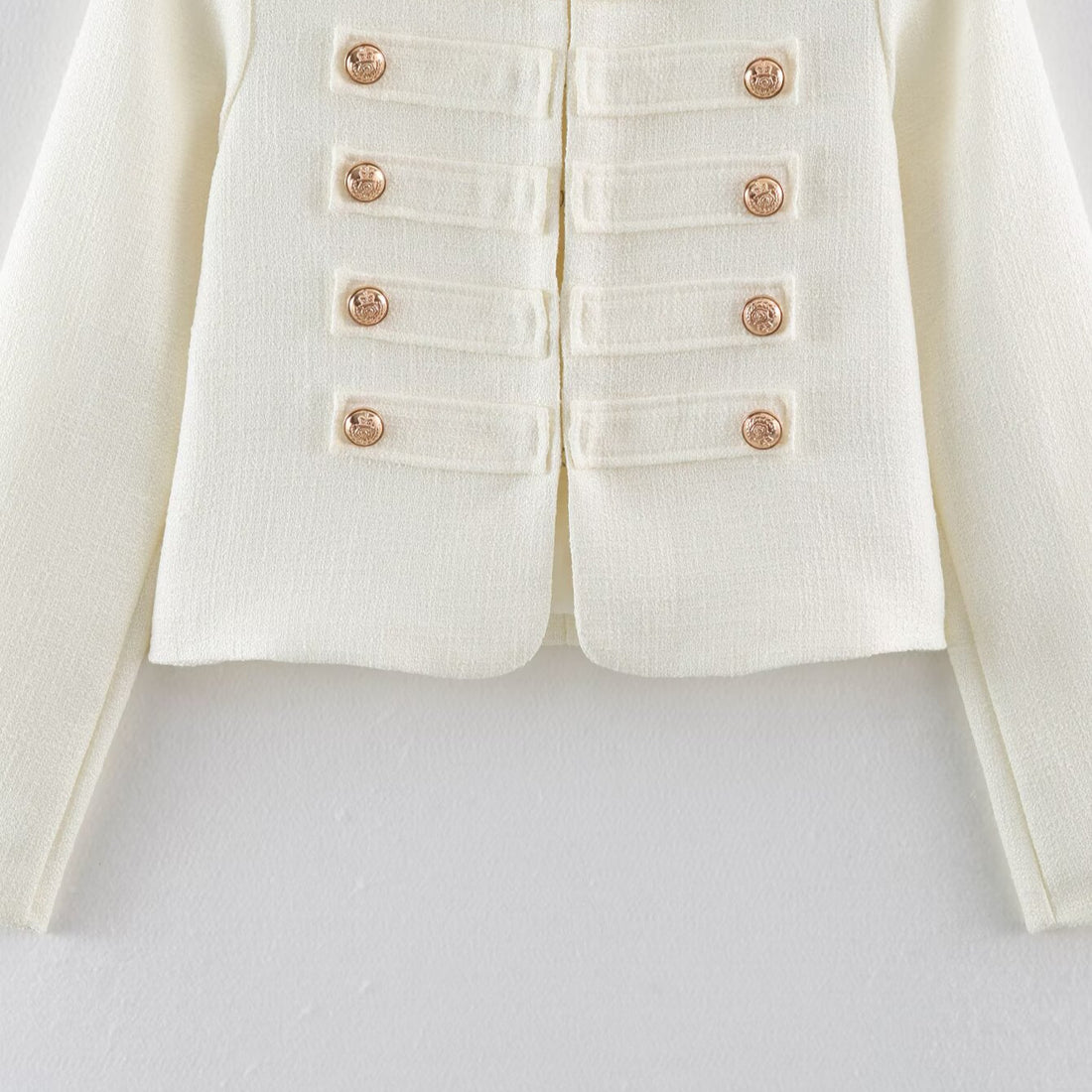 Damen Kurze Bouclé-Jacke im Militärstil mit Zierleisten und goldenen Knöpfen Echoarchiv
