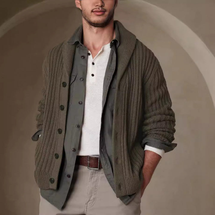 Herren Strickjacke mit modernen Zopfmuster und klassischem Umlegekragen Echoarchiv