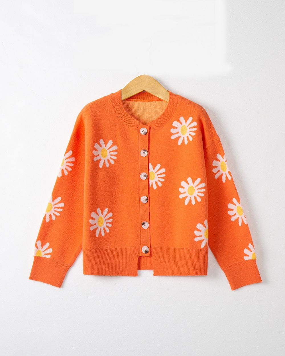 Damen Oversize-Strickcardigan mit Blumenapplikation, Perlmuttknöpfen und Wellensaum Echo Archiv