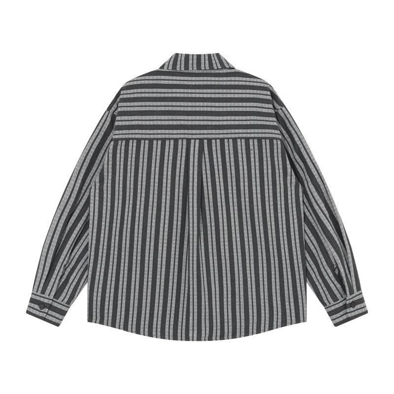 Herren Oversized Hemdjacke mit vertikalen Streifen, aufgesetzten Brusttaschen und abgerundetem Saum Echoarchiv