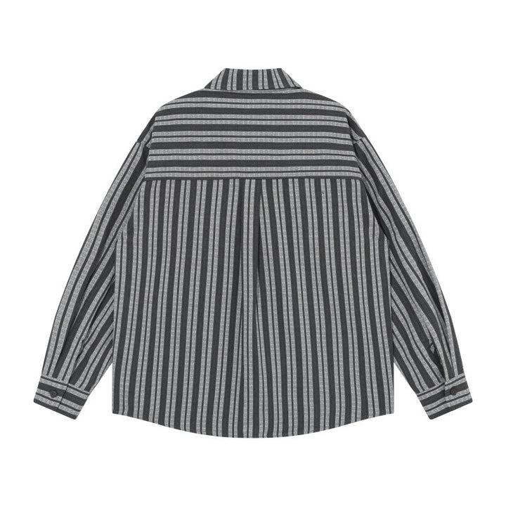 Herren Oversized Hemdjacke mit vertikalen Streifen, aufgesetzten Brusttaschen und abgerundetem Saum Echoarchiv