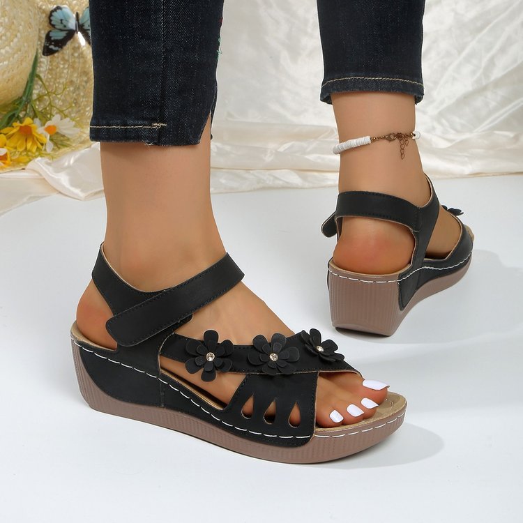Damen Bequeme Sandalen mit Klettverschluss, gepolstertem Fußbett und Blütenapplikation – Sorelia