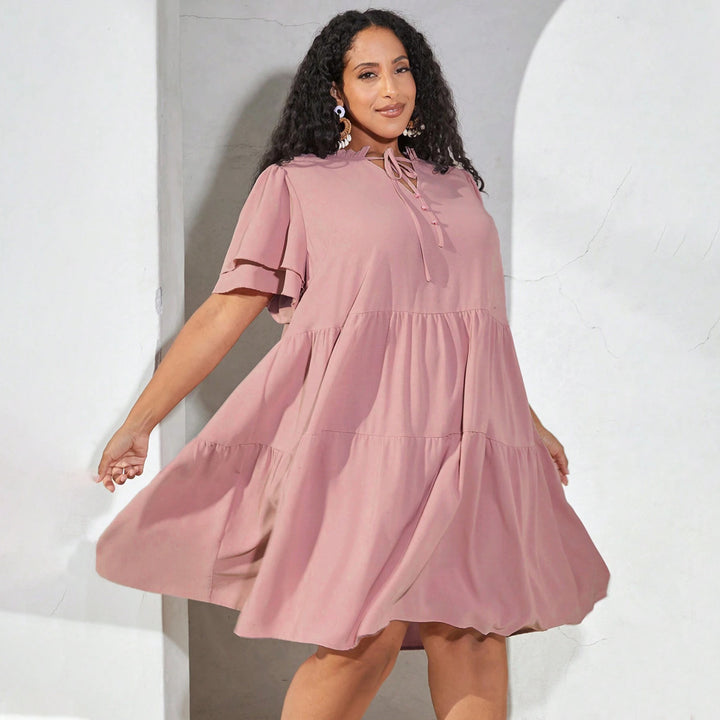 Damen luftiges Freizeitkleid mit verspielten Rüschen und elegantem Bindegürtel Echo Archiv