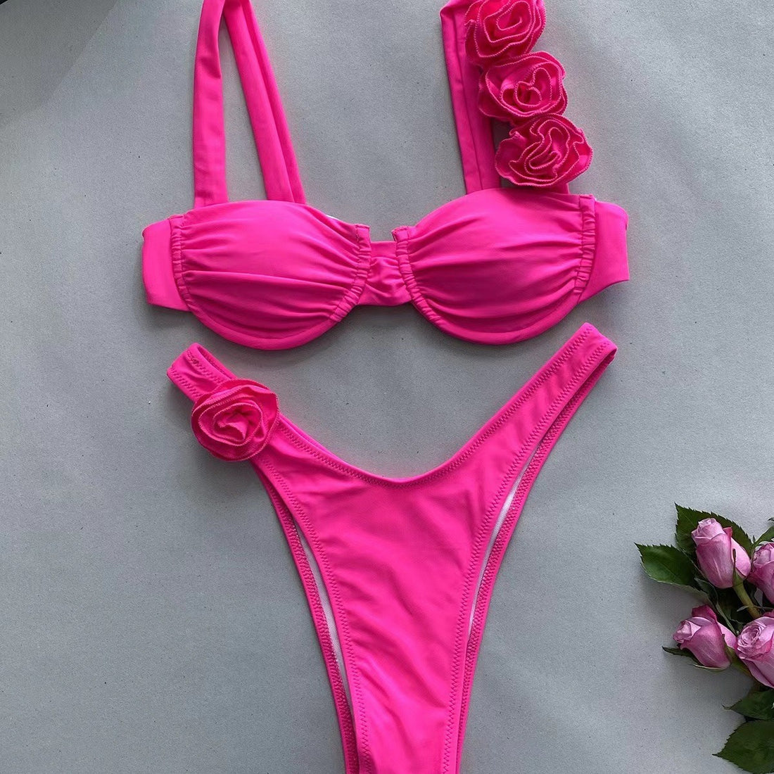 Damen Bikini mit dekorativen Blumenakzenten – Maréssa