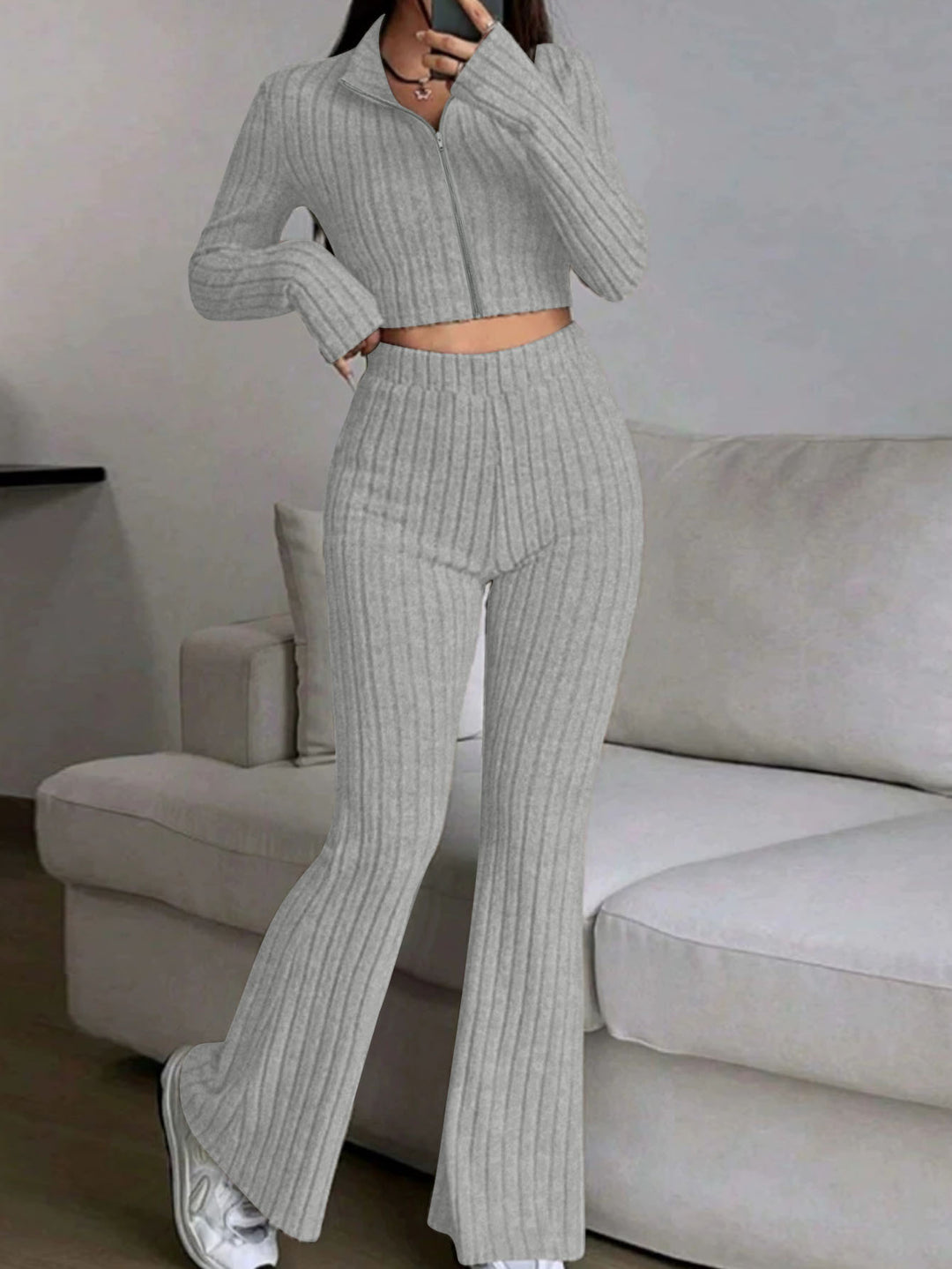 Damen Gerippter Strick-Zweiteiler mit Cropped Reißverschluss-Cardigan und High‑Waist Schlaghose – Élanora