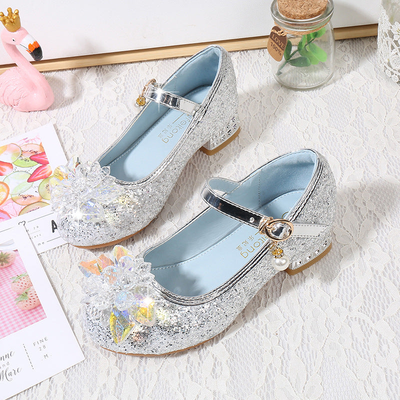 Mädchen Ballerinas mit funkelnden Kristallblüten und Glitzer Echo Archiv