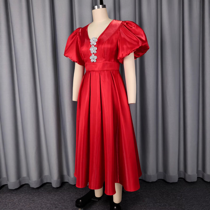Damen Abendkleid mit schimmerndem Satin und voluminösen Puffärmeln Echo Archiv
