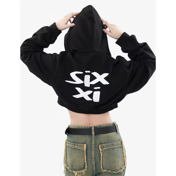 Damen cropped Kapuzenpullover im Streetwear-Style mit auffälligem Rückenprint und geripptem Saum – Auréline