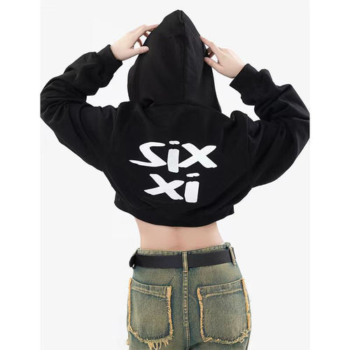 Damen cropped Kapuzenpullover im Streetwear-Style mit auffälligem Rückenprint und geripptem Saum – Auréline