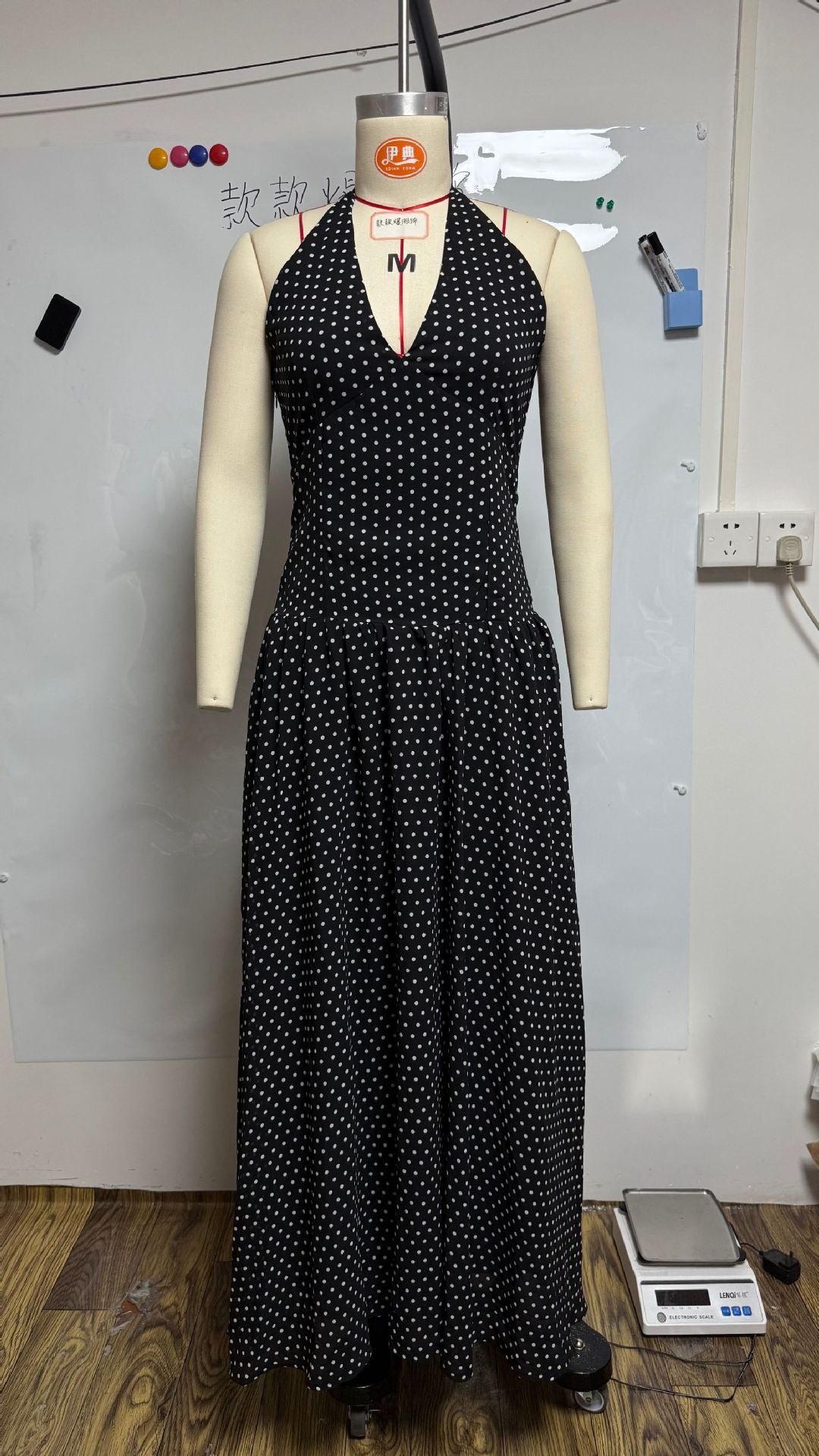 Damen nan langes Neckholderkleid mit tiefem V-Ausschnitt, taillierter Empire-Naht und schwingendem Stufenrock Echo Archiv