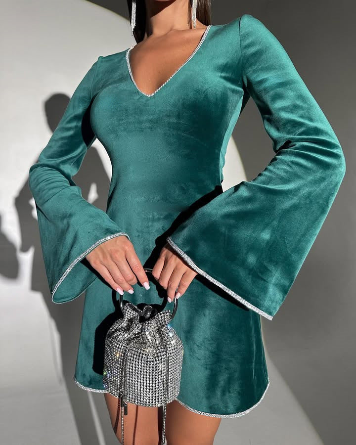 Damen Samt-Minikleid mit ausgestellten Glockenärmeln und Strassbesatz – Élara