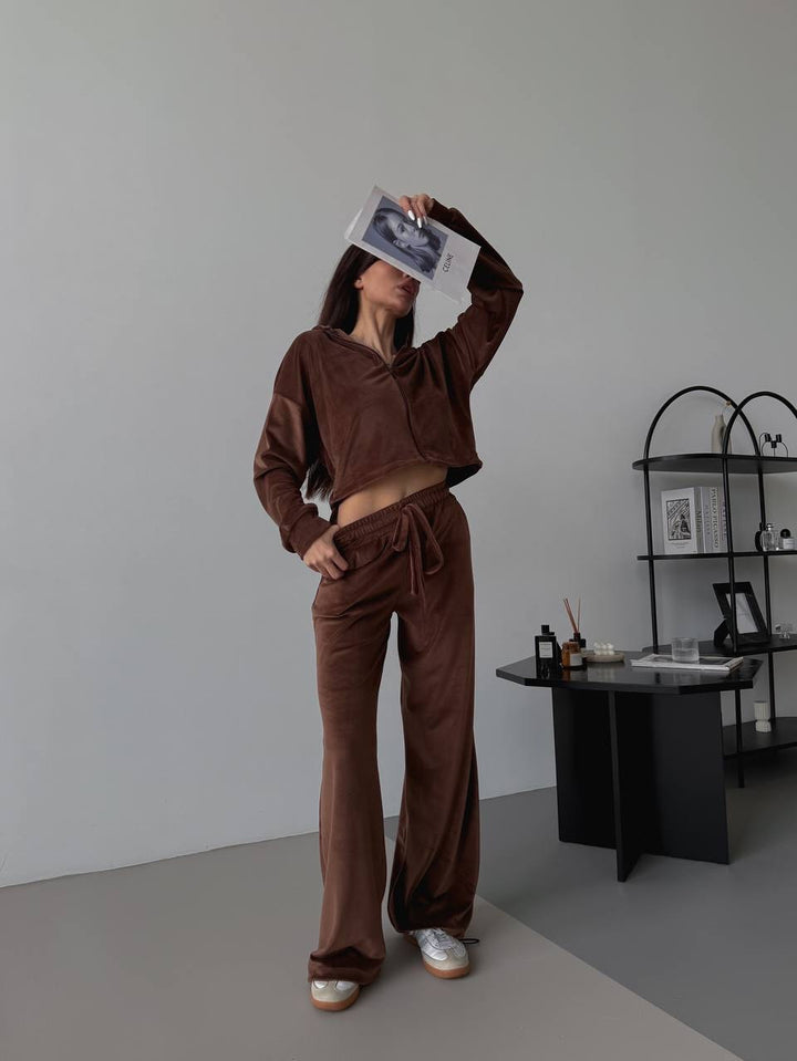 Damen Zweiteiliges Samt-Loungewear-Set mit Cropped-Zipjacke und weiter High-Waist-Sweathose – Avérine