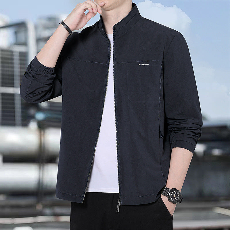Herren Minimalistische Komfort-Trainingsjacke mit Stehkragen, windabweisendem Softshell-Material und verdeckten Reißverschlusstaschen Echoarchiv