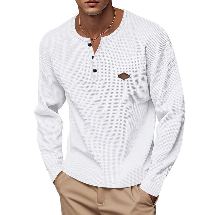 Herren Langarm-Henley-Shirt mit strukturiertem Stoff und dekorativen Knopfdetails Echoarchiv