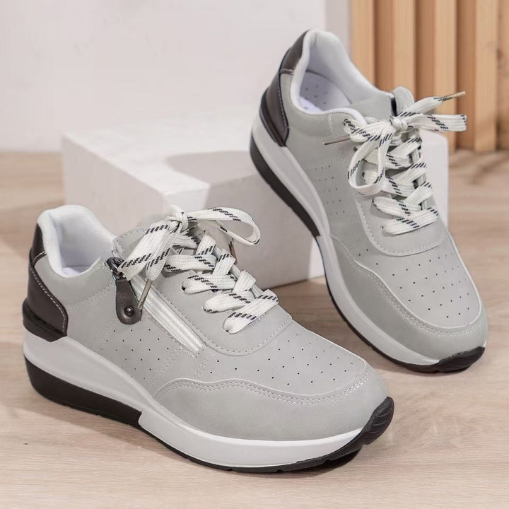 Damen sportive Plateau-Wedgesneaker mit seitlichem Zipper, perforiertem Nubuklook und dämpfender EVA-Sohle Echo Archiv