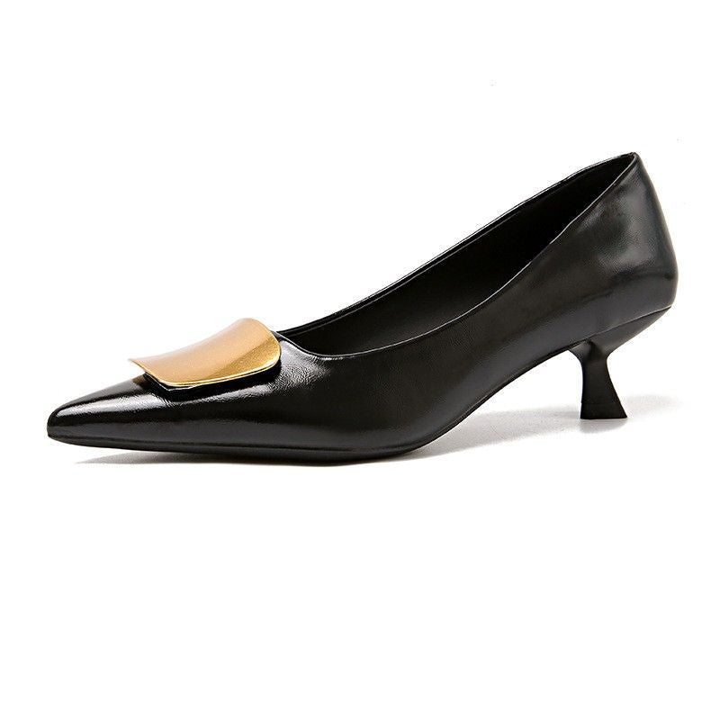 Damen Spitz zulaufende Kitten‑Heel Pumps mit dekorativer Metall‑Vorderkappe – Lioré