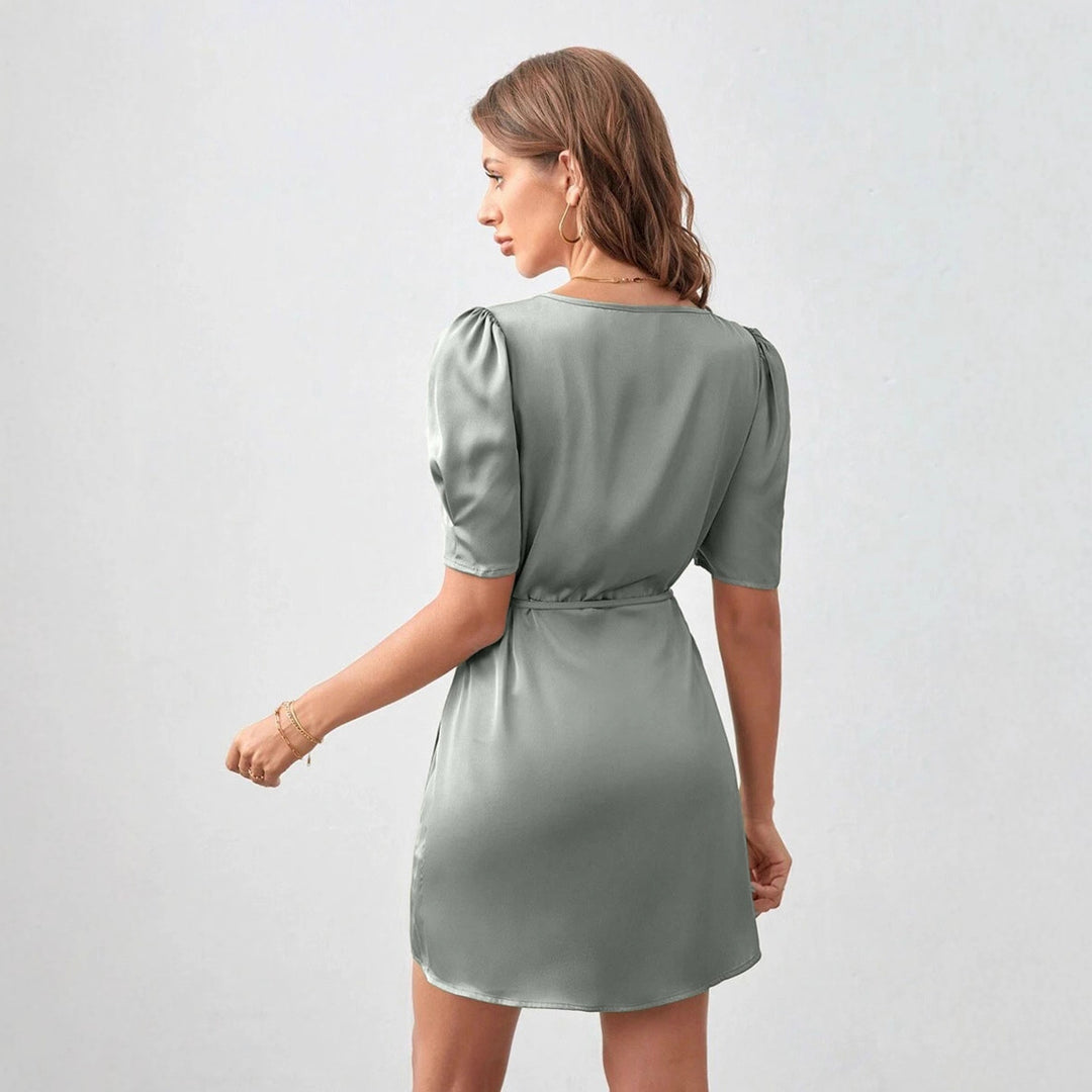 Damen Wickelkleid mit eleganten Puffärmeln und angeschnittenem Saum Echo Archiv