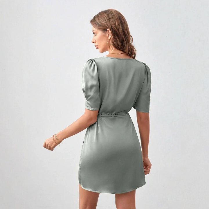 Damen Wickelkleid mit eleganten Puffärmeln und angeschnittenem Saum Echo Archiv