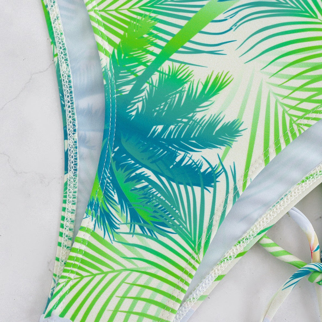 Damen Bikini-Set mit elegantem Wickelrock und tropischem Design Echo Archiv