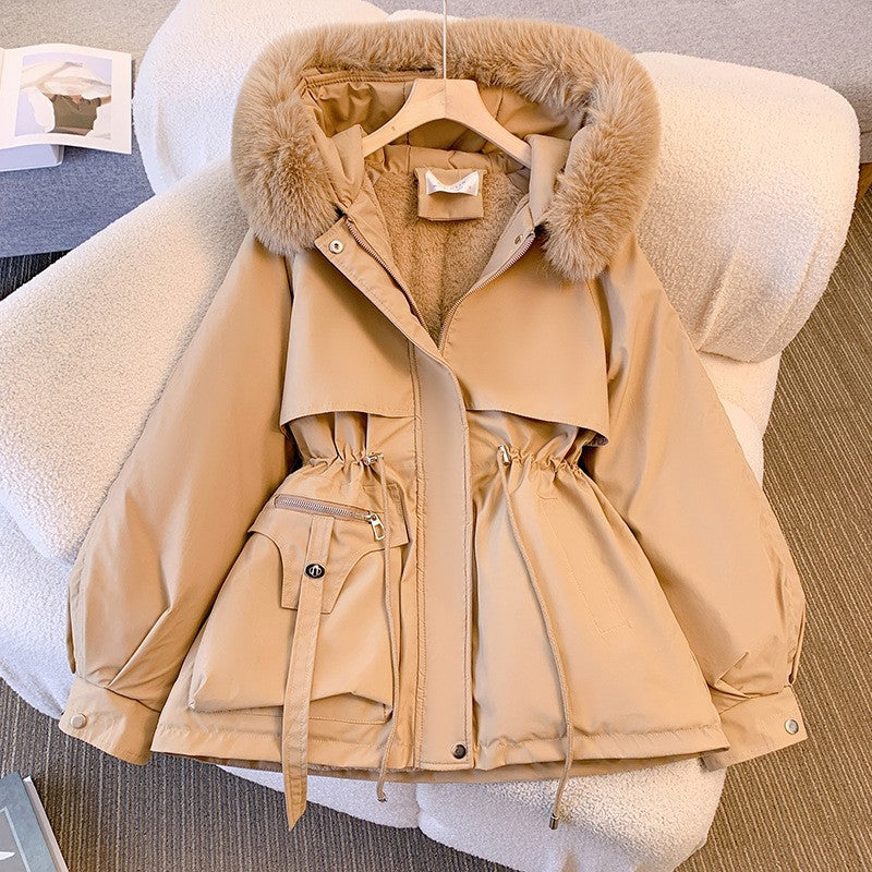 Damen kurzer Utility-Parka mit taillierendem Kordelzug, multifunktionalen Außentaschen und voluminöser Kapuzenblende – Célinea