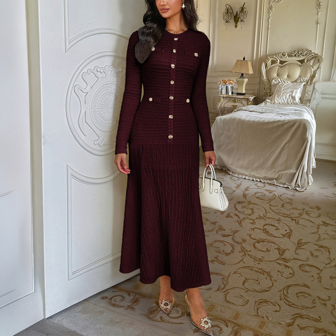 Damen tailliertes Maxi-Strickkleid mit durchgehender Knopfleiste und dekorativen Zierknöpfen – Valéora