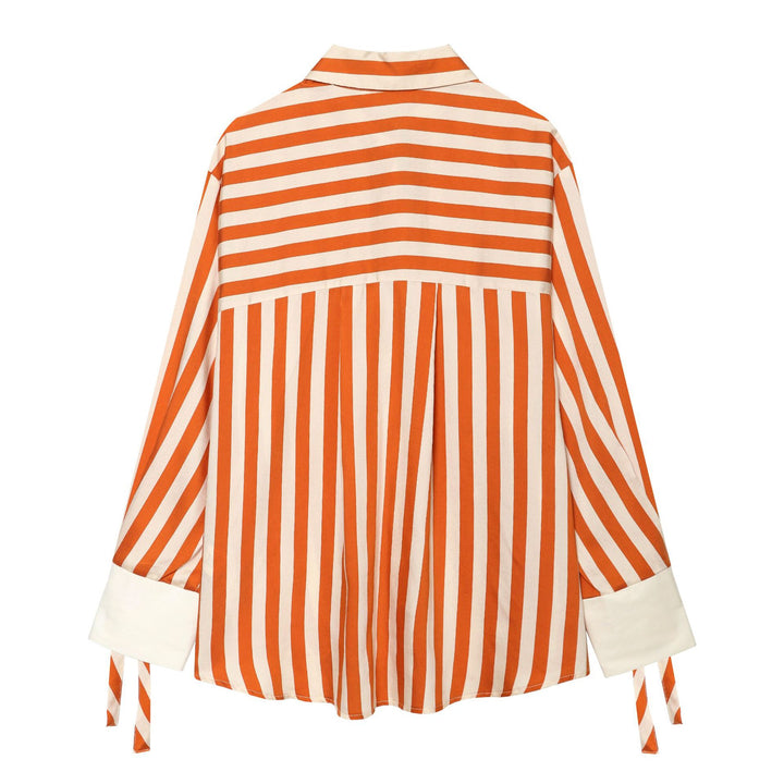 Damen oversized Hemdbluse mit Kentkragen, durchgehender Knopfleiste, markanten Manschetten mit Schnürdetail und feinem Streifenmuster – Maréline