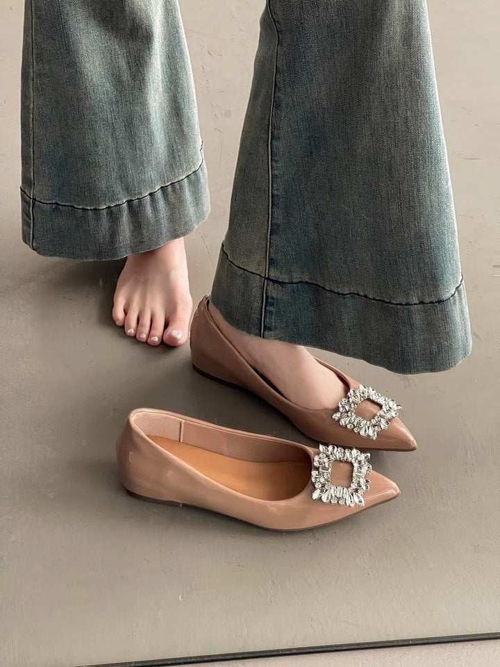 Damen Spitz zulaufende Lack‑Ballerinas mit funkelnder Kristall‑Zierbrosche – Lioré